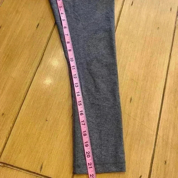 Lululemon Women's gray cropped athletic leggings size 4  excellent condition - Picture 7 of 10
